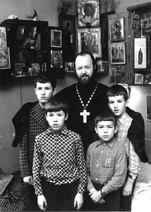 Протоиерей Валериан Кречетов с сыновьями. 1979 год